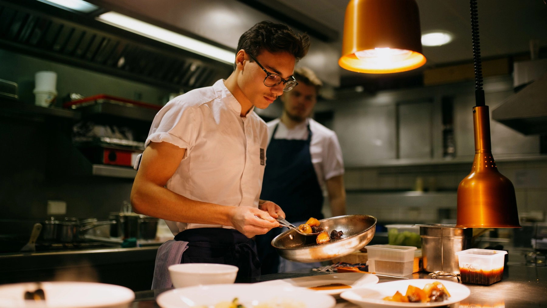 Kokk som lager kamskjell. Foto: visitvestfold.com/ Yeast Studio.