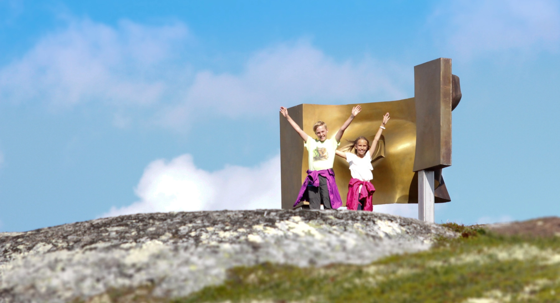 Konstvandring på Vierlinuten med skulpturen Vidsyn.