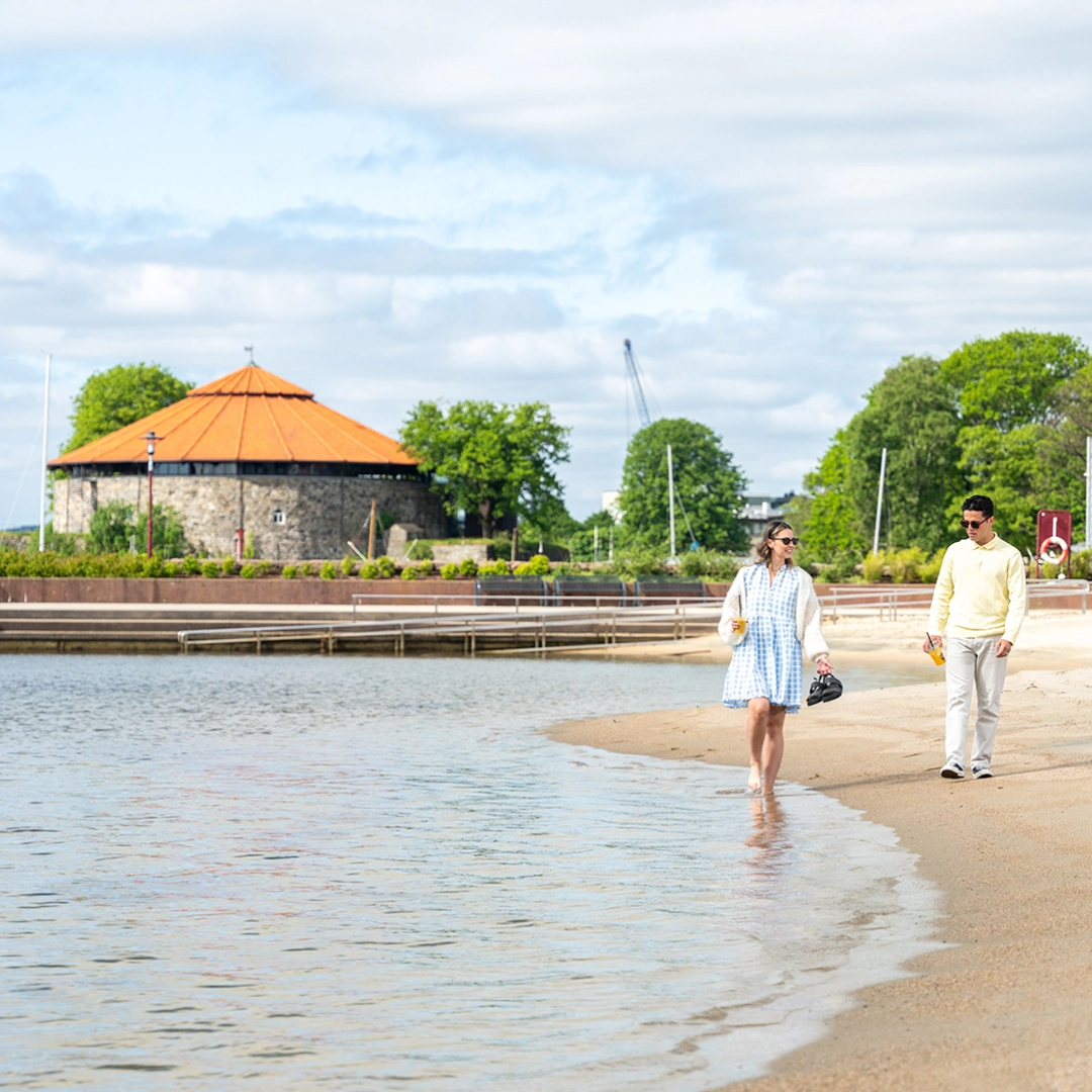 Ett par på bystranda i Kristiansand. Foto: Fredrik Ahlsen