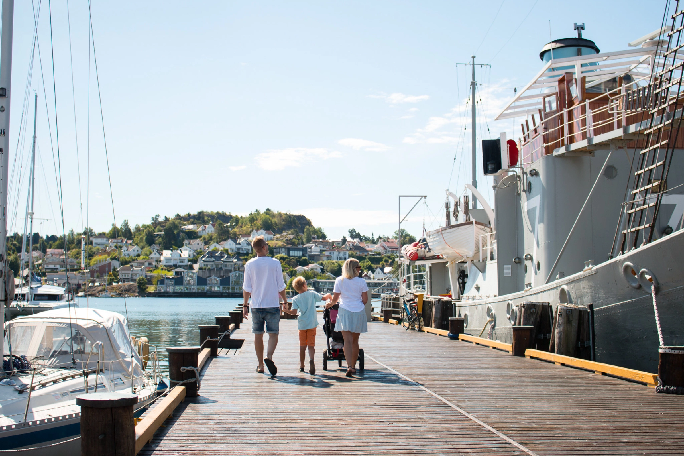 Familie på brygga i Sandefjord. Foto: visitvestfold.com