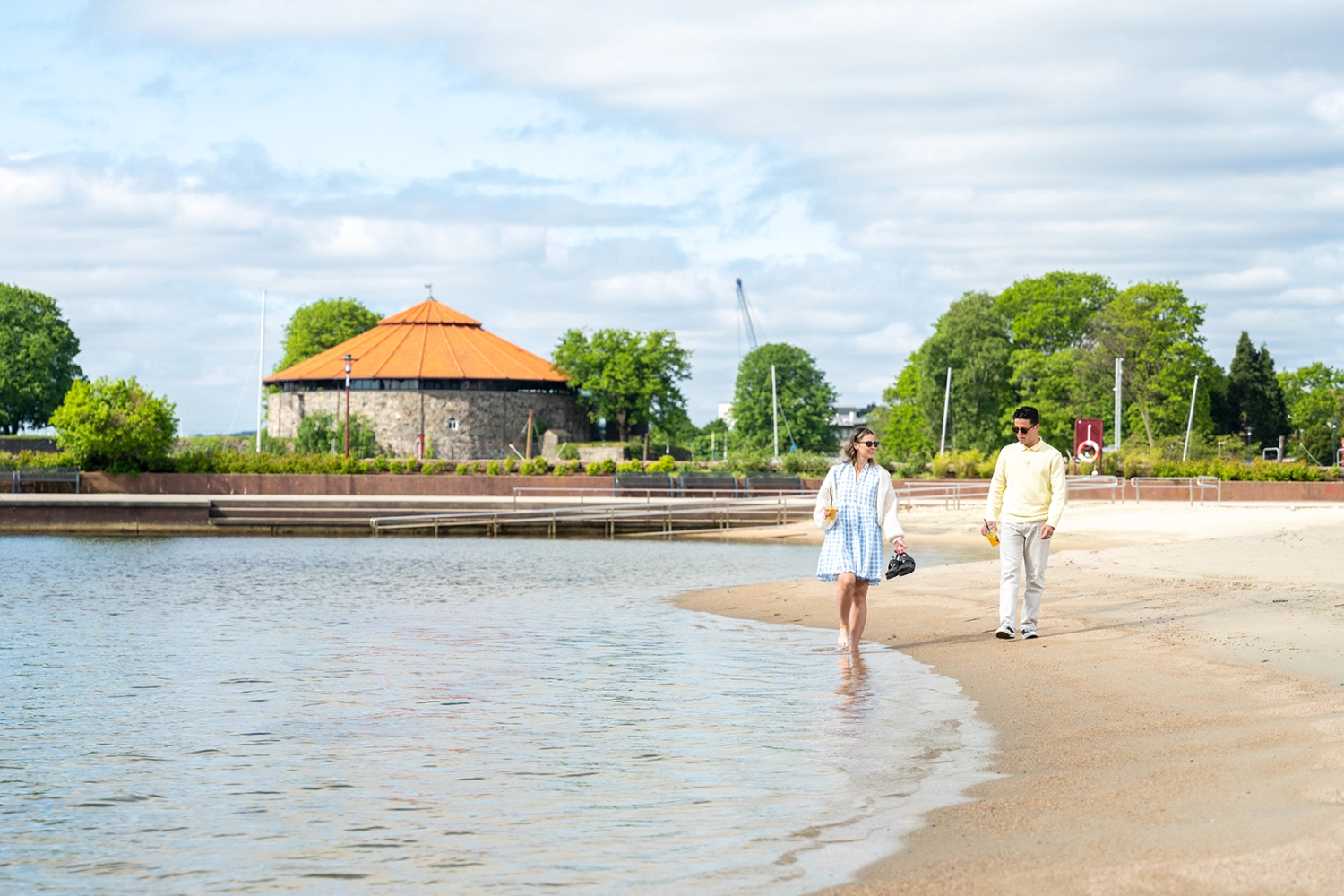 Ett par på bystranda i Kristiansand. Foto: Fredrik Ahlsen