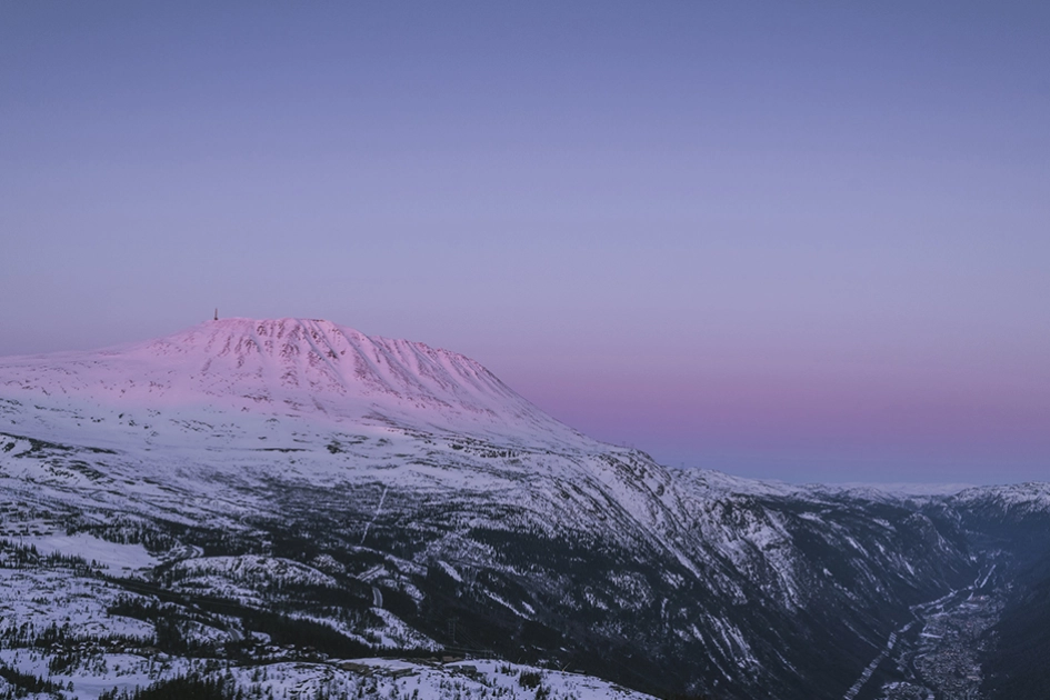 Gaustatoppen i kvällsljus.