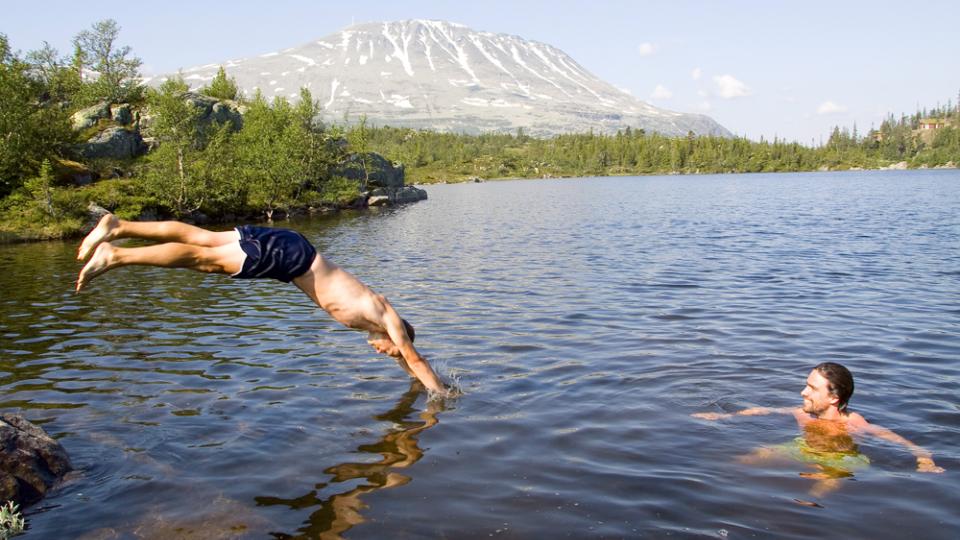 Sommarbad i fj&auml;llsj&ouml;arnas kristallklara vatten.