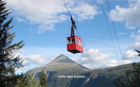 De r&ouml;da gondolerna p&aring; Krossobanen. Foto: Visit Rjukan.