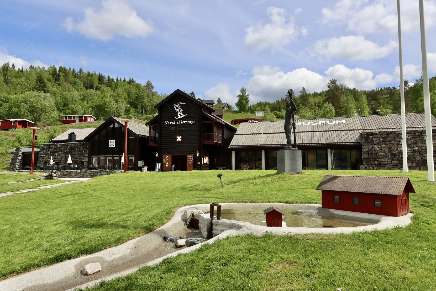 Kopia av vattendraget i Morgedal utanf&ouml;r Skimuseet.