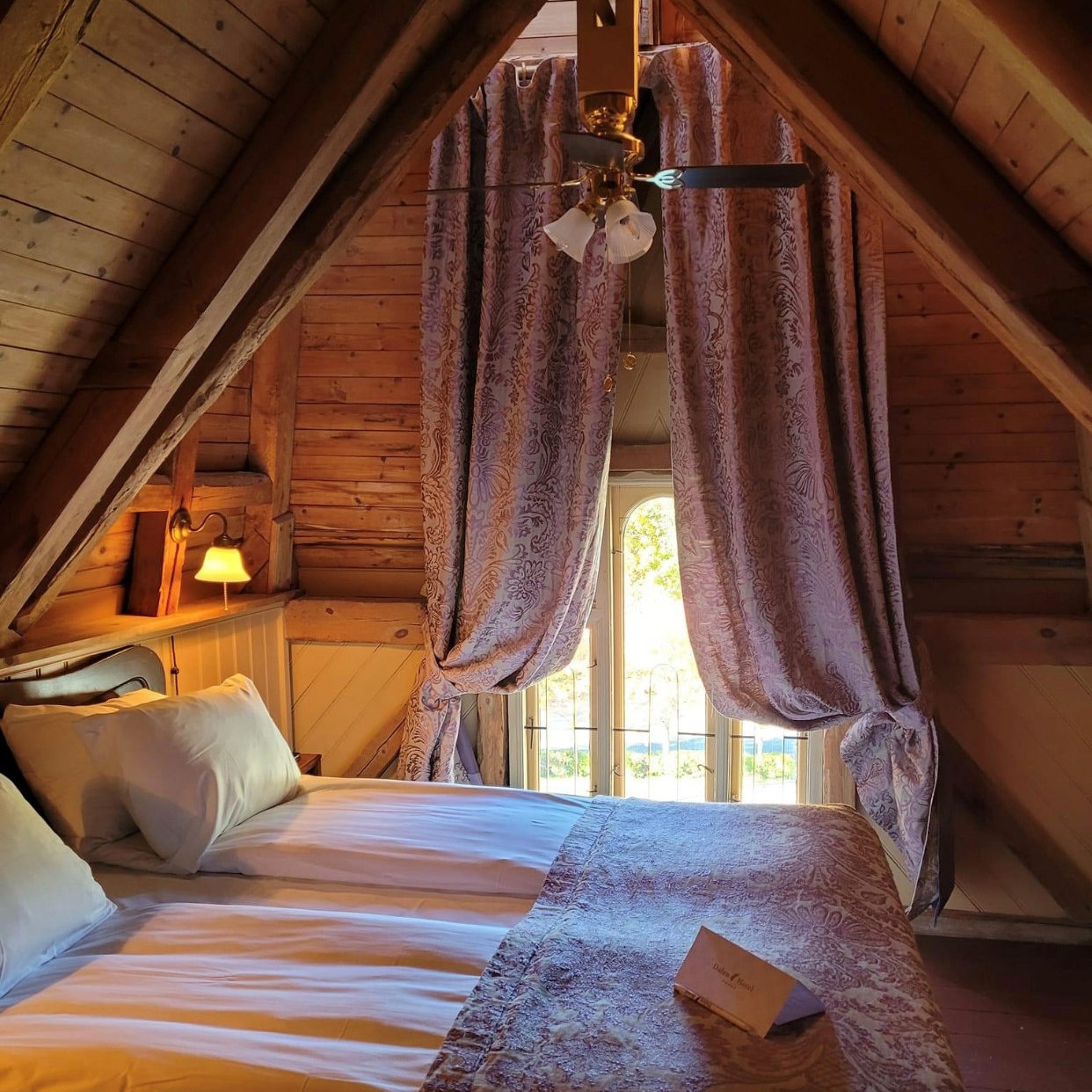 P&aring; insidan av ett hotellrum p&aring; Dalen Hotel.