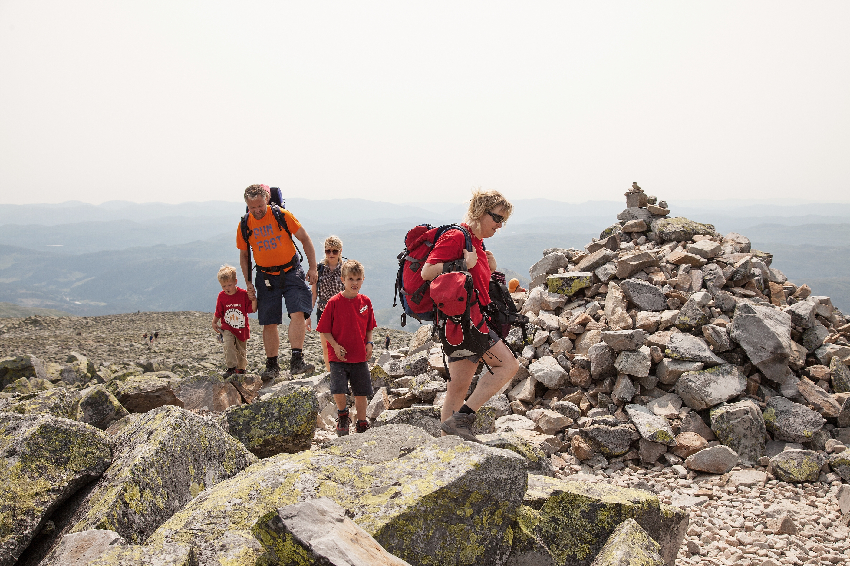 Familj som vandrar p&aring; fj&auml;llet. Foto: Trond Stegarud.