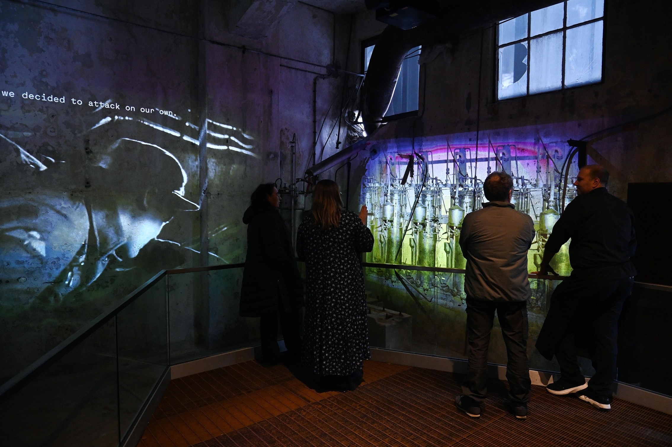 Bes&ouml;kare inne i Vemork-fortet. Foto: Bj&oslash;rn Harry Schoenhaug.