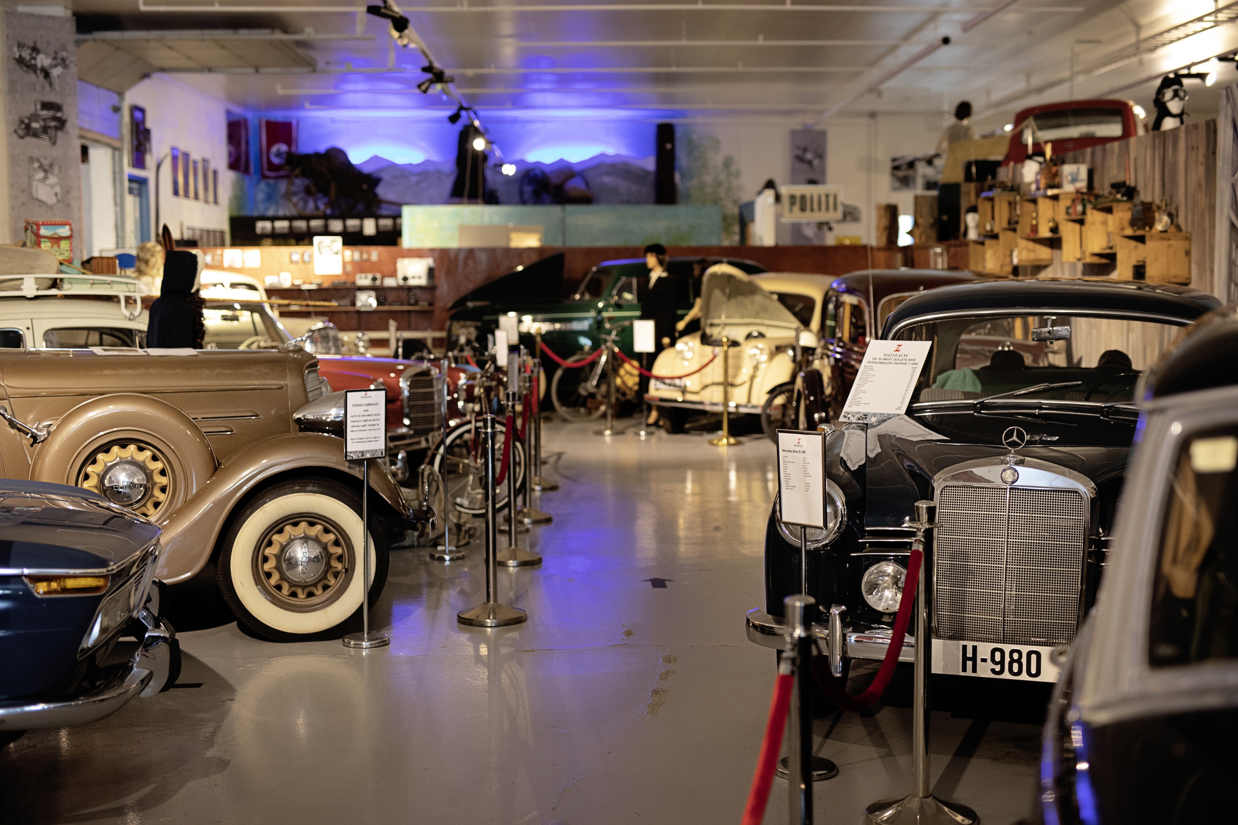 Museum med m&aring;nga veteranbilar