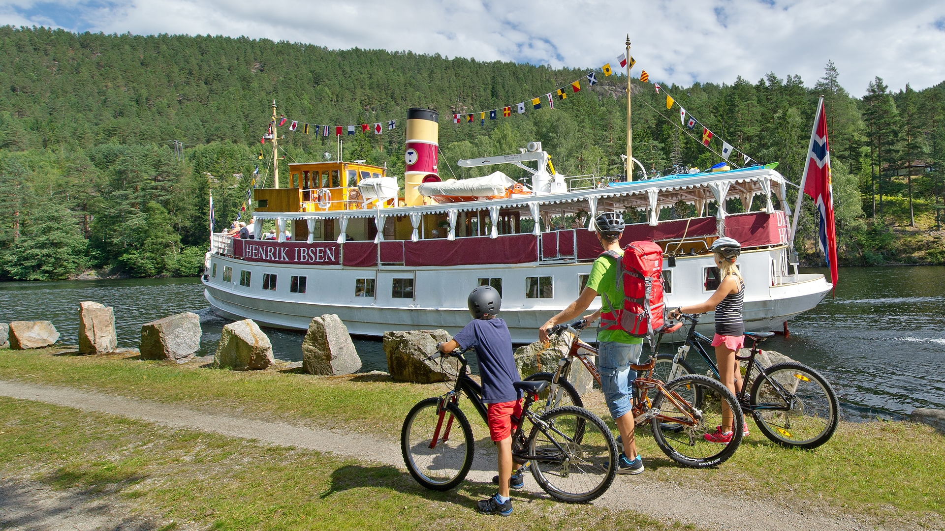Cykling vid Telemarkskanalen intill kanalb&aring;ten Henrik Ibsen. Foto: K&aring;re Pedersen