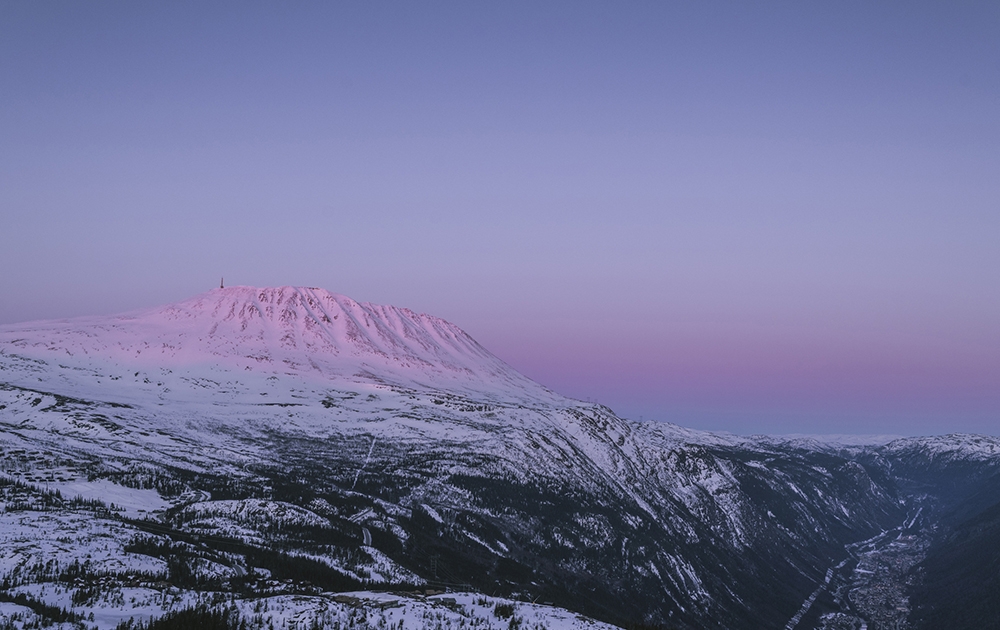 Gaustatoppen i kv&auml;llsljus.