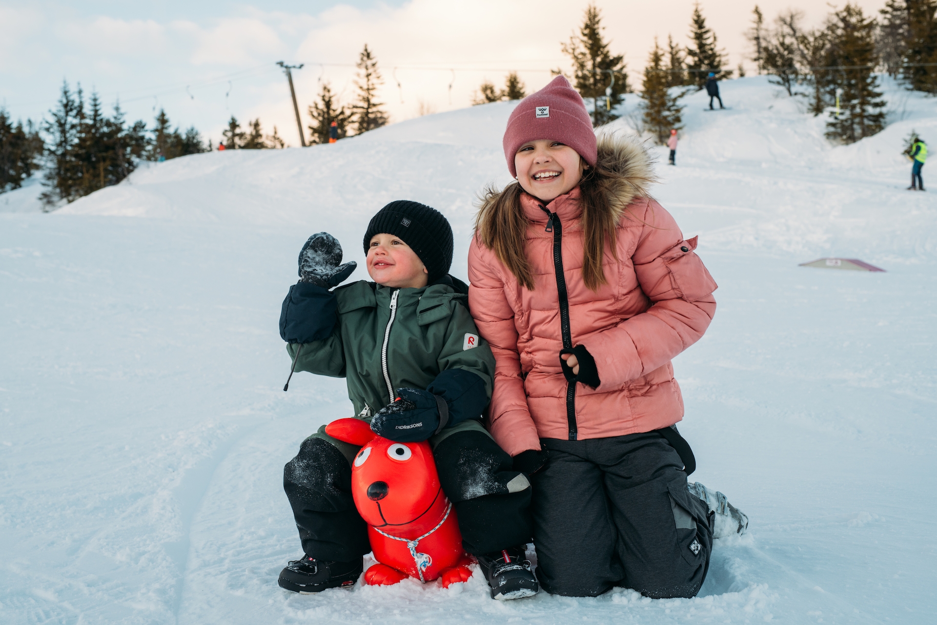 Barn som leker i sn&ouml;n vid Lifjell Skisenter. Foto: Even Lundefaret.