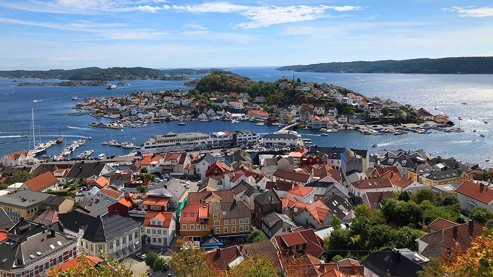 Charmiga sm&aring; tr&auml;dg&aring;rdar vid Steinmannen i Krager&oslash;.