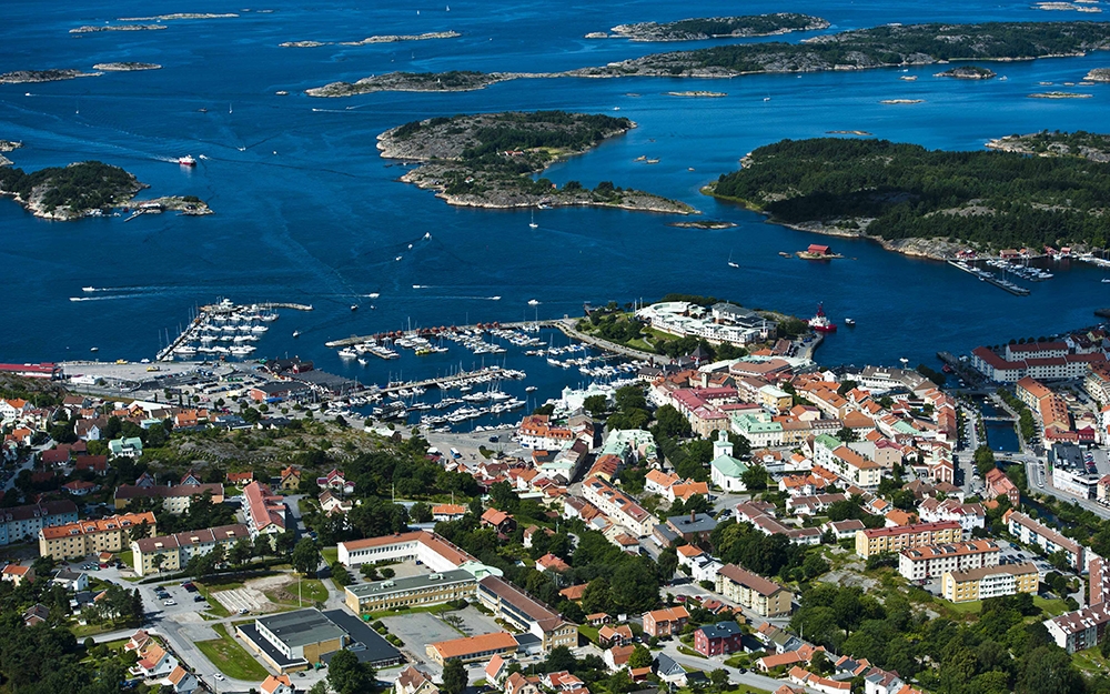 Flygfoto &ouml;ver Str&ouml;mstad och sk&auml;rg&aring;rden.