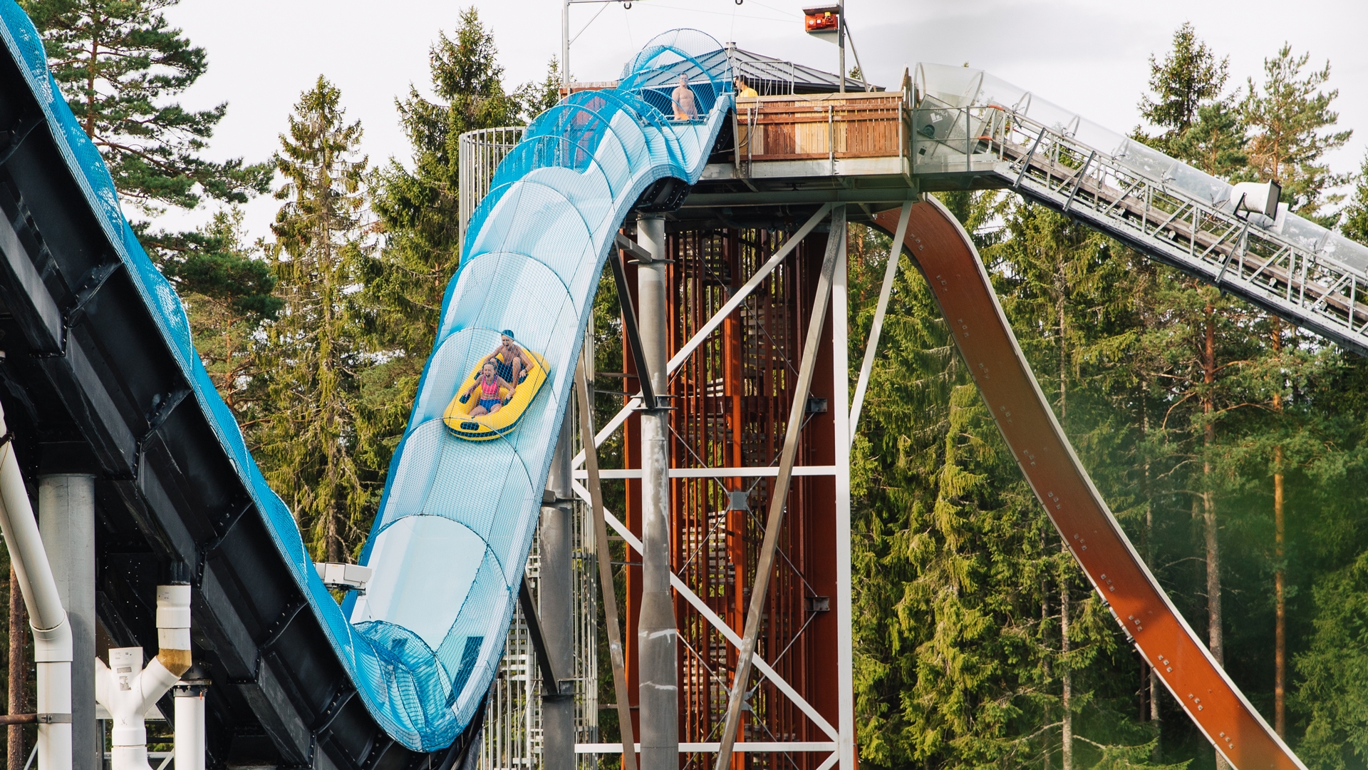 &Aring;ktur i en h&ouml;g och sv&auml;ngande vattenrutschbana i B&oslash; Sommarland.
