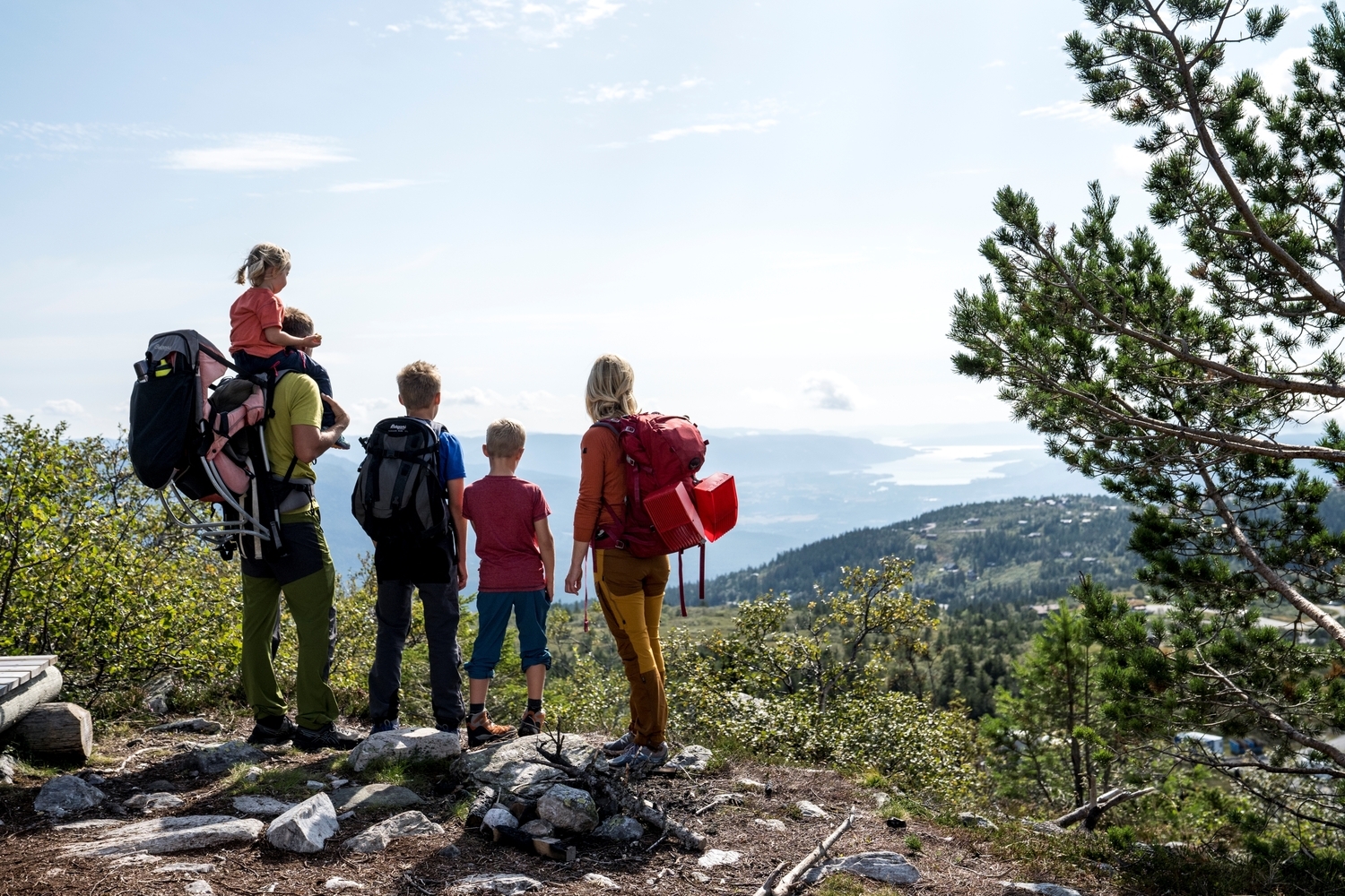 Familj p&aring; tur l&auml;ngs Tretopper&rsquo;n.. Foto: Yngve Ask.