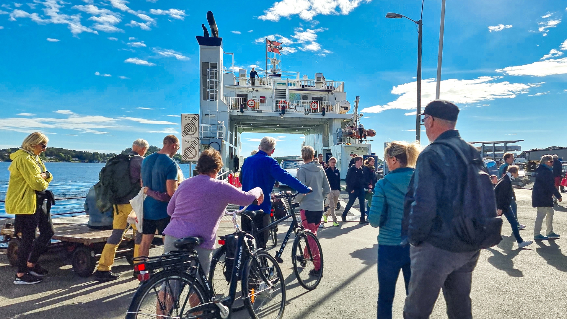 &Ouml;-hoppning med cykel och taxib&aring;t i Krager&oslash;. Foto: Visit Krager&oslash;.