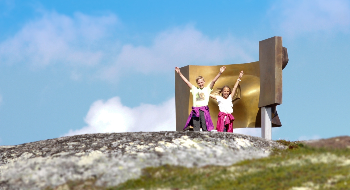 Konstvandring p&aring; Vierlinuten med skulpturen Vidsyn.