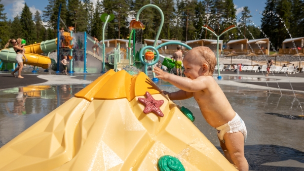 Plasklandet med vattenrutschbanor, vattenkanoner och tippande hink.