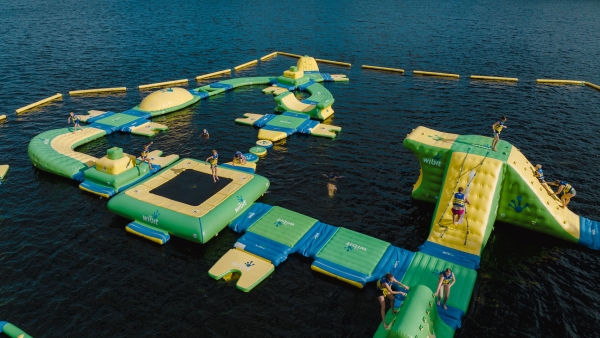 Sydnorges st&ouml;rsta flytande vattenpark. Foto: Yngve Ask.