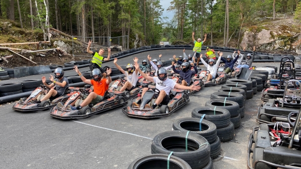 Deltagare som sitter i gokarts p&aring; startlinjen p&aring; Krager&oslash; Action Park.